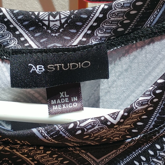 Swingy high neck sleeveless tunic top - Picture 3 of 4